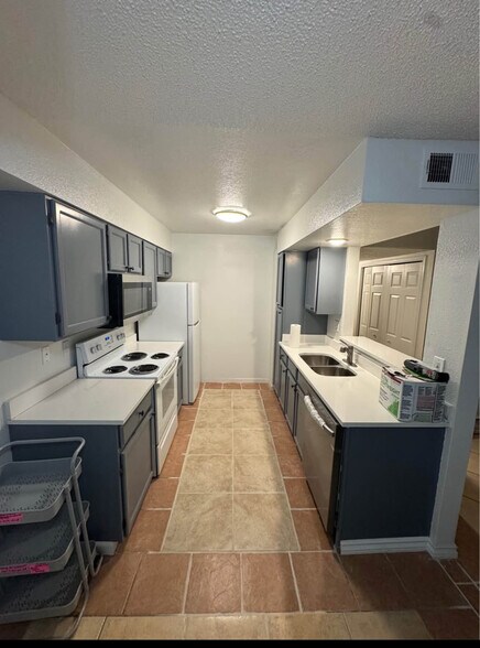 Building Photo - 1075 S Elkhart Way