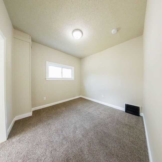 Building Photo - Updated 3 Bedroom 1,800 SQFT Home for Rent