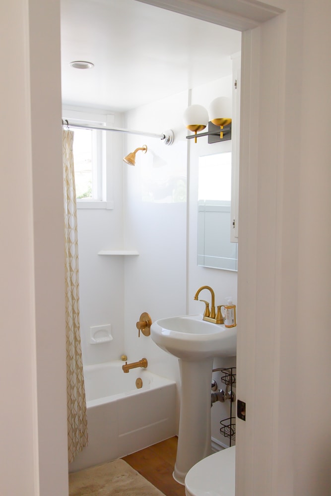 Full Bath w/shower and tub and modern toilet. Brass fixtures - 2150 Euclid Ave