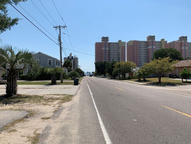 Building Photo - Walk to the Beach - 2 Bedroom, 1 Bath, Unfurnished, 2nd Floor Apartment! Available Now!