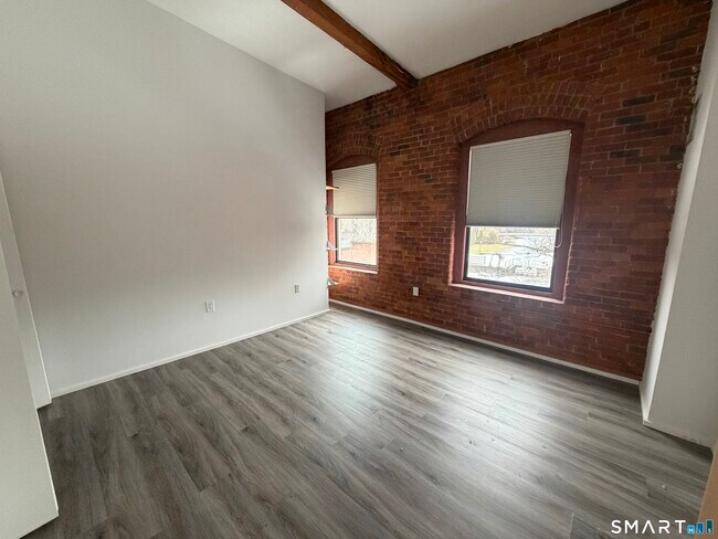 Building Photo - 222 Williams St E