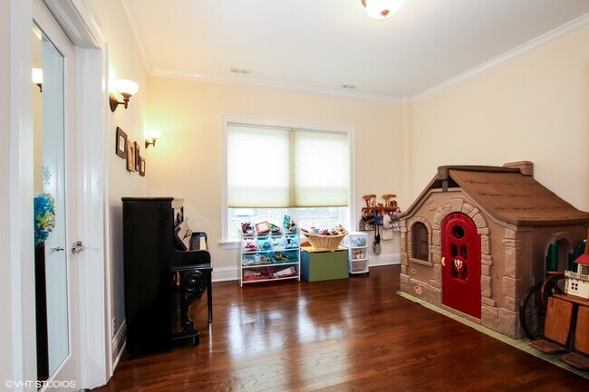 Building Photo - 5120 S Kenwood Ave