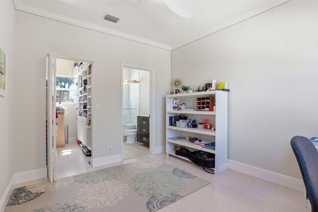 Building Photo - 375 SW 16th St