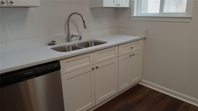 Building Photo - 2156 Park Terrace