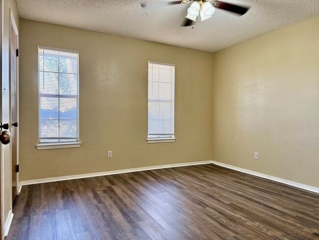 Building Photo - 3 Bedroom, 2 Bath Rental