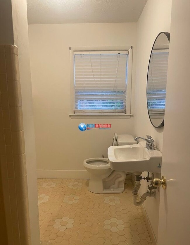 Building Photo - Newly RENOVATED 4-bedroom ranch in PARKVIE...