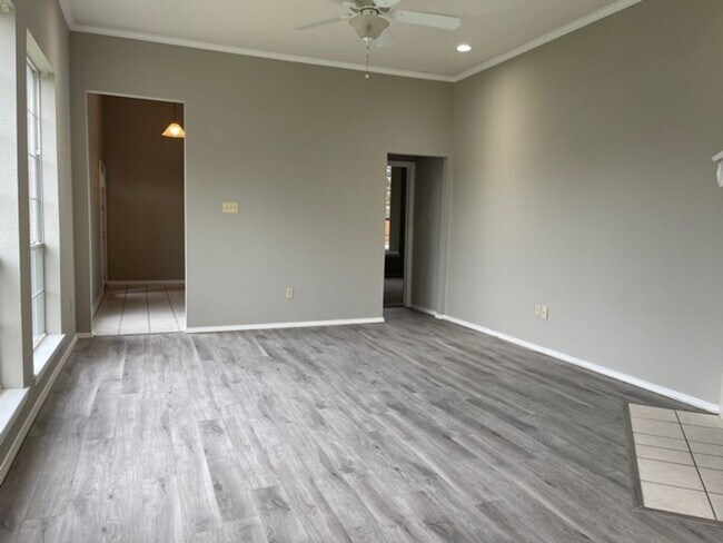 Building Photo - 815-819 Valleybrooke Drive
