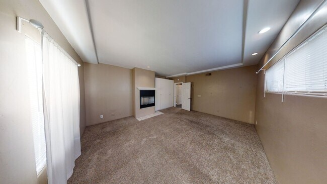 Building Photo - 6BD/3BA on Dorothy Dr!!