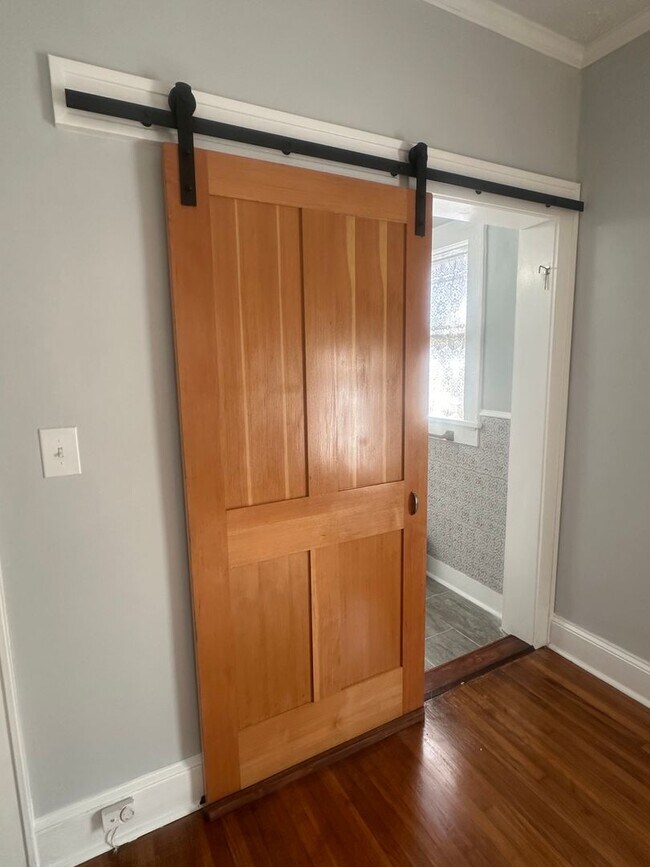 Building Photo - 3 bedroom 2 bath beautiful home with tons of character!