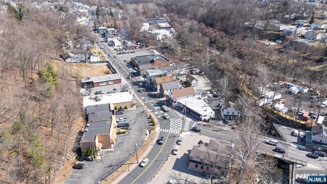 Building Photo - 146 Main St