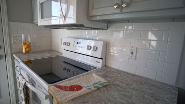 Building Photo - Three bedroom 2 bath single family home