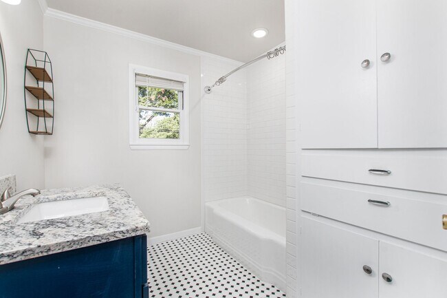 Building Photo - Renovated 3 Bed / 2 Bath Brick Home with 2-Car Garage & Fenced Yard in North Temple