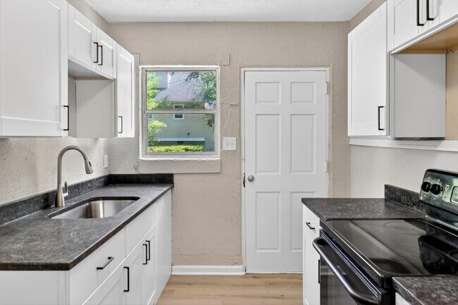 Building Photo - 437 Carver Ln