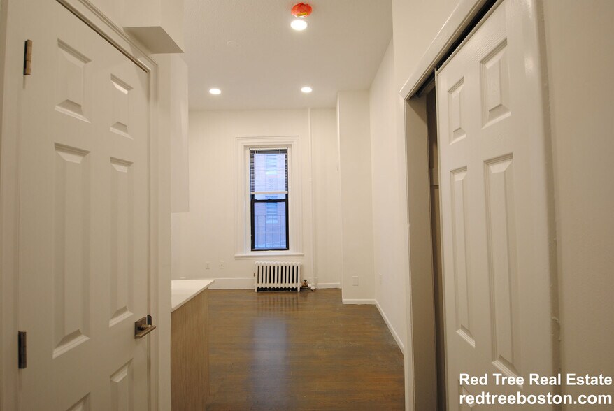 Building Photo - 270 Newbury St