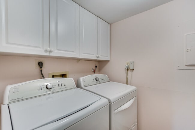 Building Photo - 2817 Jermantown Rd