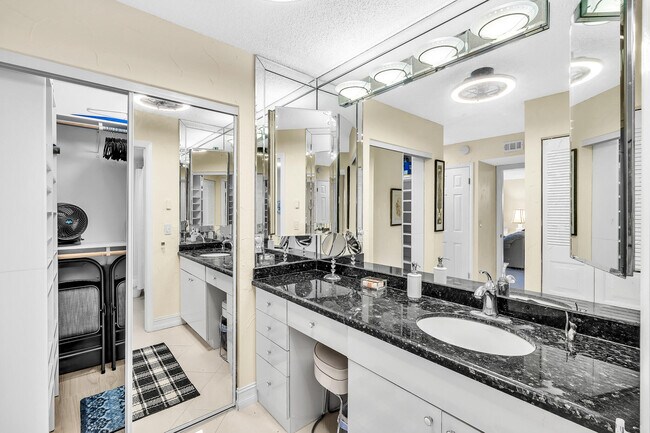 Building Photo - 9285 Vista del Lago