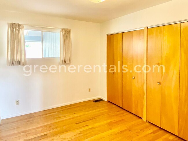 Building Photo - Large 2BD/2BA Montesano Duplex