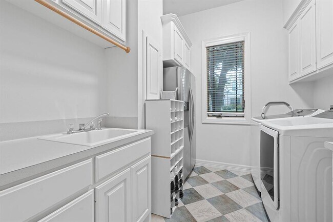 Building Photo - 6636 Dogwood Creek Dr