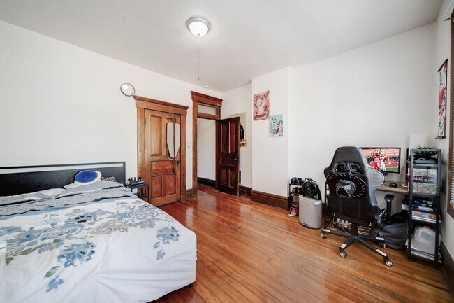 Building Photo - 4 or 5 Bedroom Right off of High St - OSU Campus