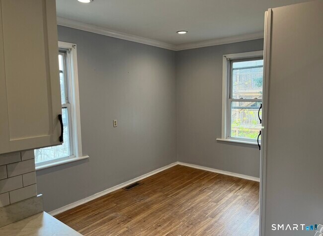 Building Photo - 109 1/2 Oak Ave