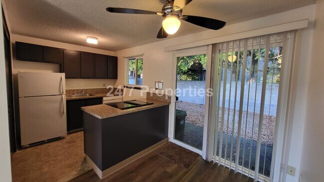 Building Photo - 2025-75MF