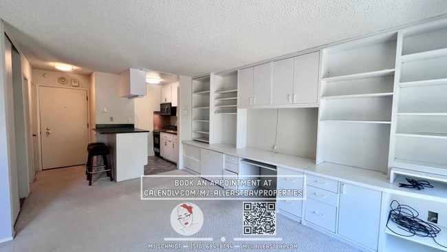 Building Photo - Beautiful studio on the third floor with w...