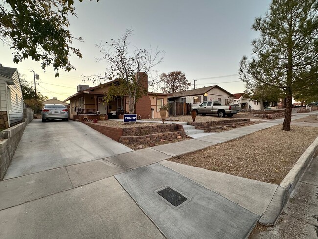 Building Photo - Boulder City Living!