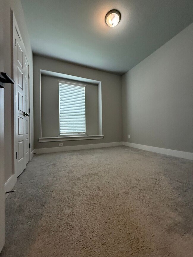 Building Photo - 3/2/2 GREAT NEIGHBORHOOD