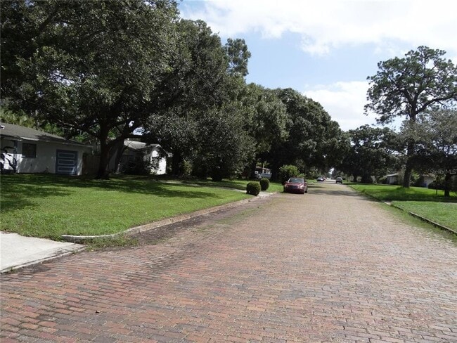 Building Photo - 6132 Dartmouth Ave N