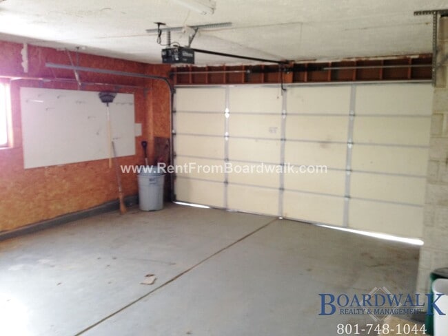 Building Photo - Great 5 Bed Now Available in Riverton