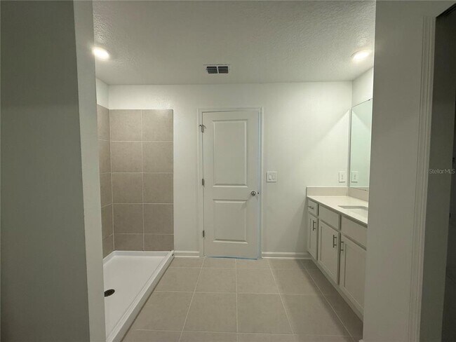 Building Photo - 2528 Absolute Ave