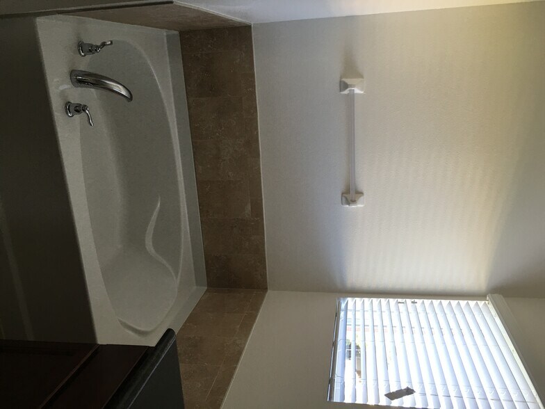 Building Photo - 1522 Lexington Square SW