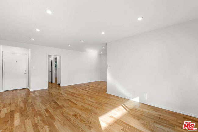 Building Photo - 1425 N Harper Ave