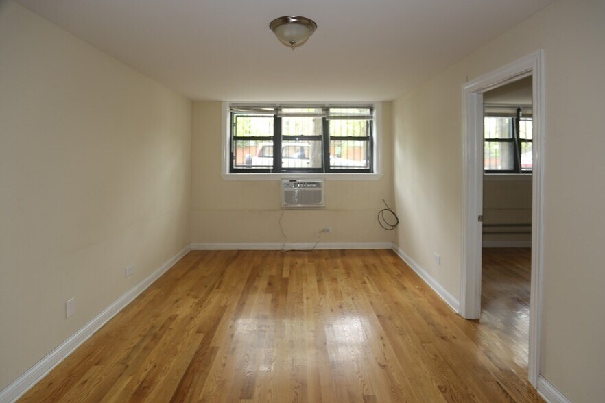 Building Photo - 450 W Barry Ave