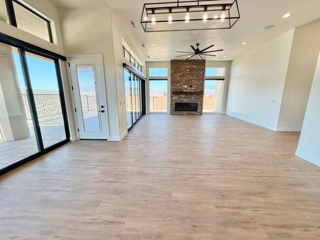 Building Photo - Beautiful Single-Level Home with Trail Access & Stunning Views!!! Pet Friendly!