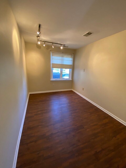 Den/Flexible space - 502 Portsmouth Ct