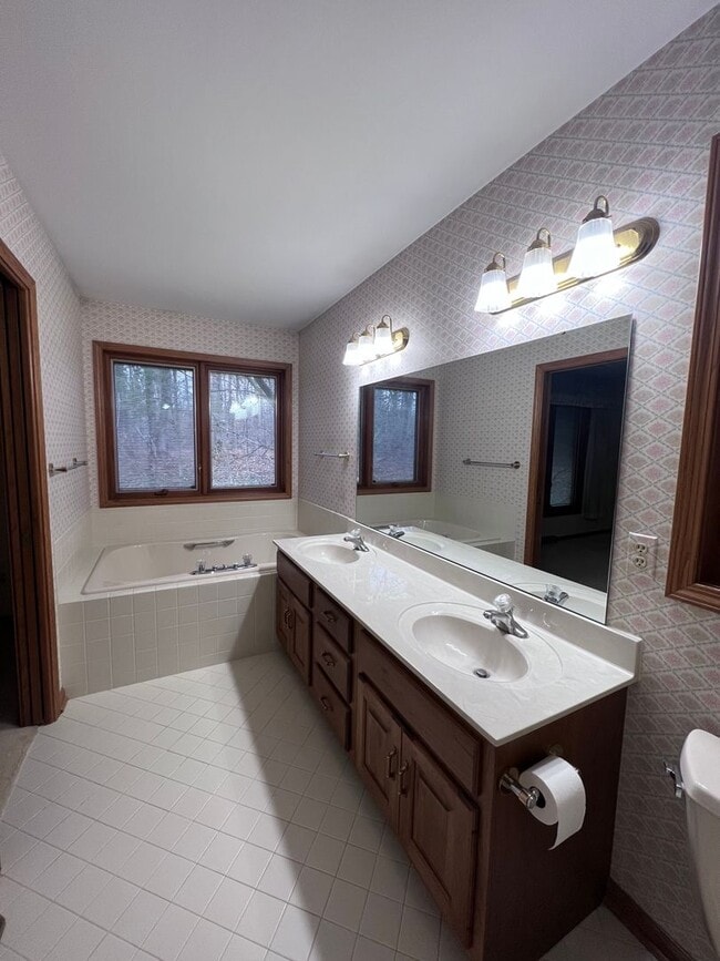 Building Photo - Large Home in Forest Hills School District