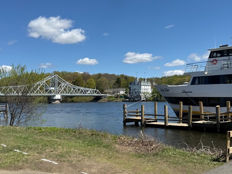 Building Photo - 6 Bridge Ln