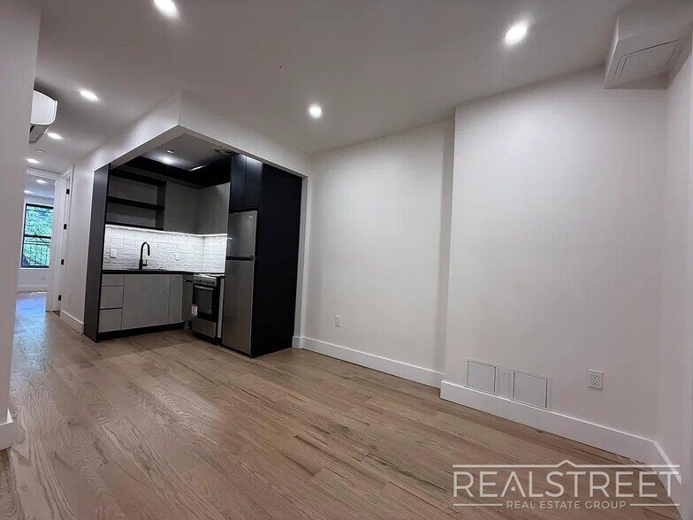Building Photo - Beautifully Renovated 2-Bedroom Apartment in Flatbush