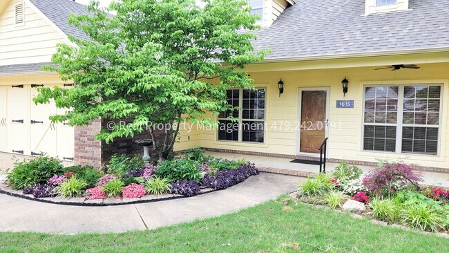 Building Photo - COMING IN JULY! Beautiful 3 bed/2 bath Hom...