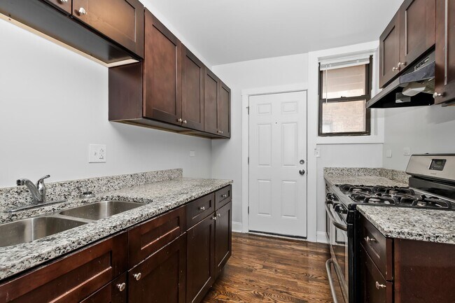 Building Photo - Condo Quality 1-Bedroom/ 1- Bathroom Condo Quality Apartment! – No Security Deposit!