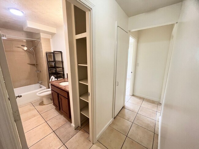 Building Photo - 2 Bed 1 Bath Basement Unit of Duplex House in Kalihi-Palama available now!