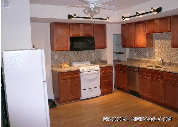 Building Photo - 1064 Beacon St