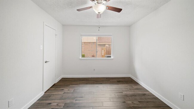 Building Photo - 2121 Aberdeen Dr