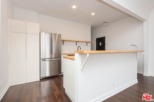 Building Photo - 418 N Curson Ave