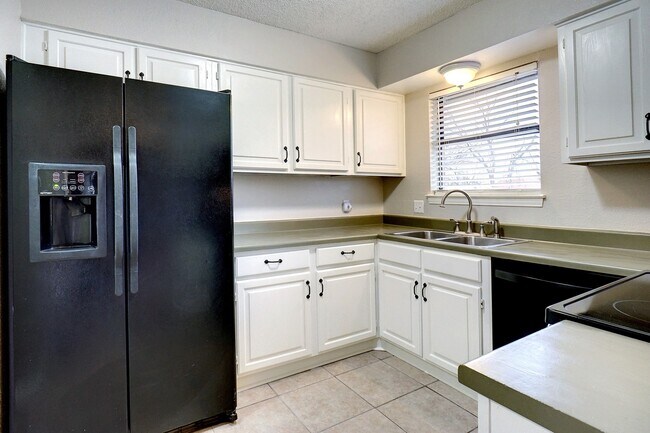 Building Photo - Super Nice 3-2-2 Brick Home!