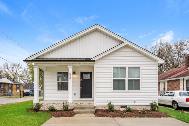 Building Photo - 658 19th Ave W