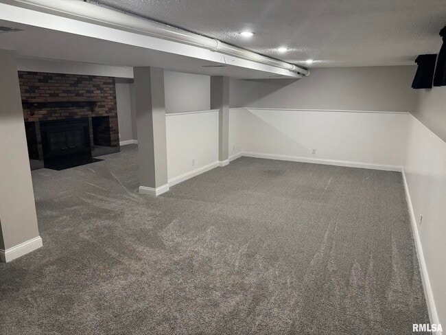 Building Photo - 1868 Kings Dr