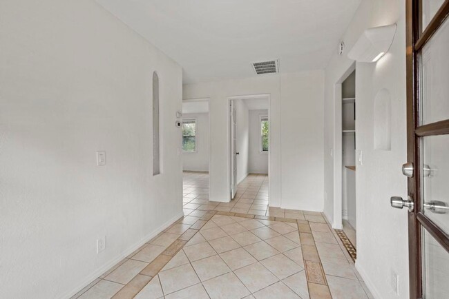 Building Photo - Cozy 2 Bed, 1 Bath Hideaway in Poway