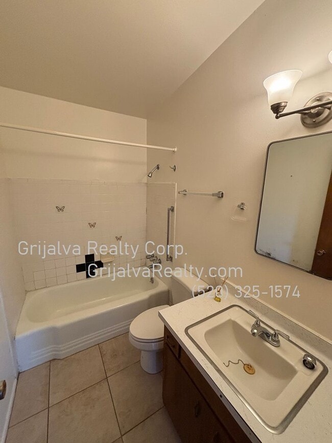 Building Photo - Spacious 3 Bedroom, 2 Bath Red Brick House...